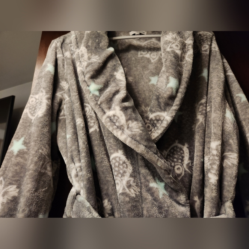 Robe - Picture 3 of 3